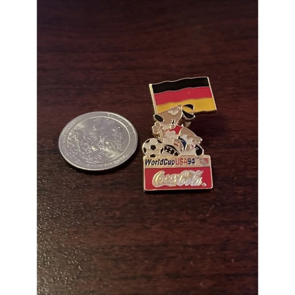 1994 USA World Cup‎ Coca-Cola Stryker Dog Mascot Germany Flag Lapel Hat Pin